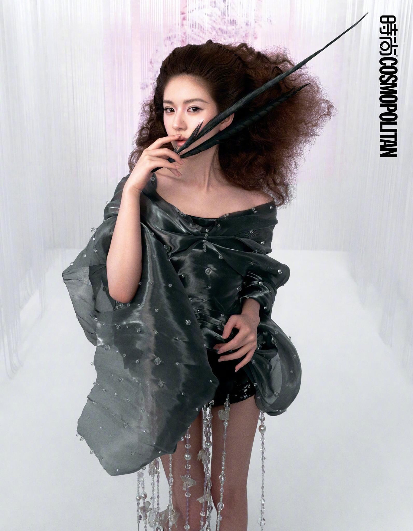 Triệu Lộ Tư thể hiện hình ảnh mạnh mẽ, sắc lạnh với kiểu tóc xoăn đánh rối. Triệu Lộ Tư thể hiện hình ảnh mạnh mẽ, sắc lạnh với kiểu tóc xoăn đánh rối.