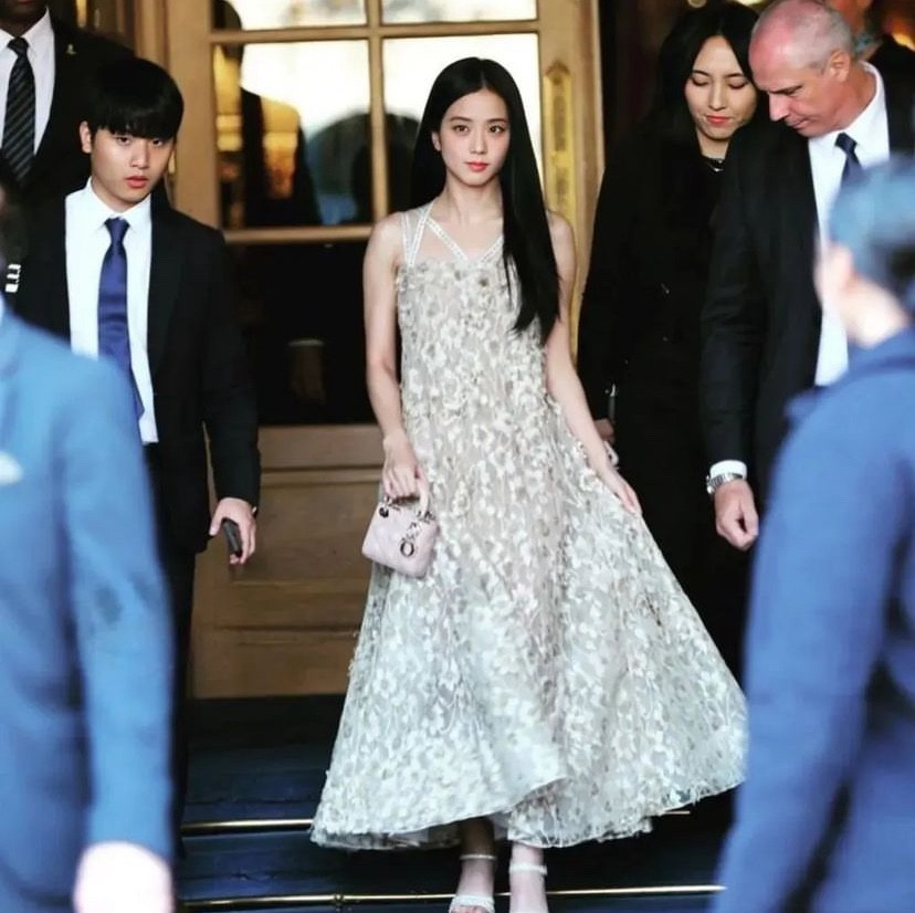 Hình ảnh nữ thần tượng bước ra từ cổng khách sạn đang được lan truyền rộng rãi trên các nền tảng mạng xã hội, cư dân mạng ví von Jisoo giống như nàng công chúa bước ra từ cung điện. Hình ảnh nữ thần tượng bước ra từ cổng khách sạn đang được lan truyền rộng rãi trên các nền tảng mạng xã hội, cư dân mạng ví von Jisoo giống như nàng công chúa bước ra từ cung điện.