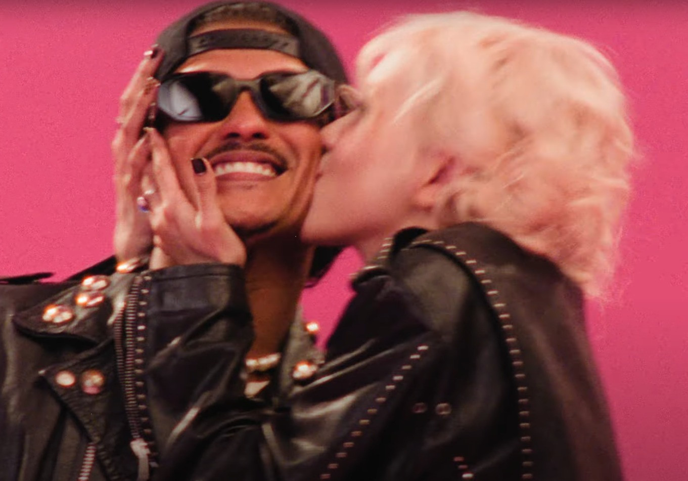 Màn "cưỡng hôn" chấn động của giọng ca nhóm BLACKPINK đang nhận được lượt tương tác khủng. Màn "cưỡng hôn" chấn động của giọng ca nhóm BLACKPINK đang nhận được lượt tương tác khủng.