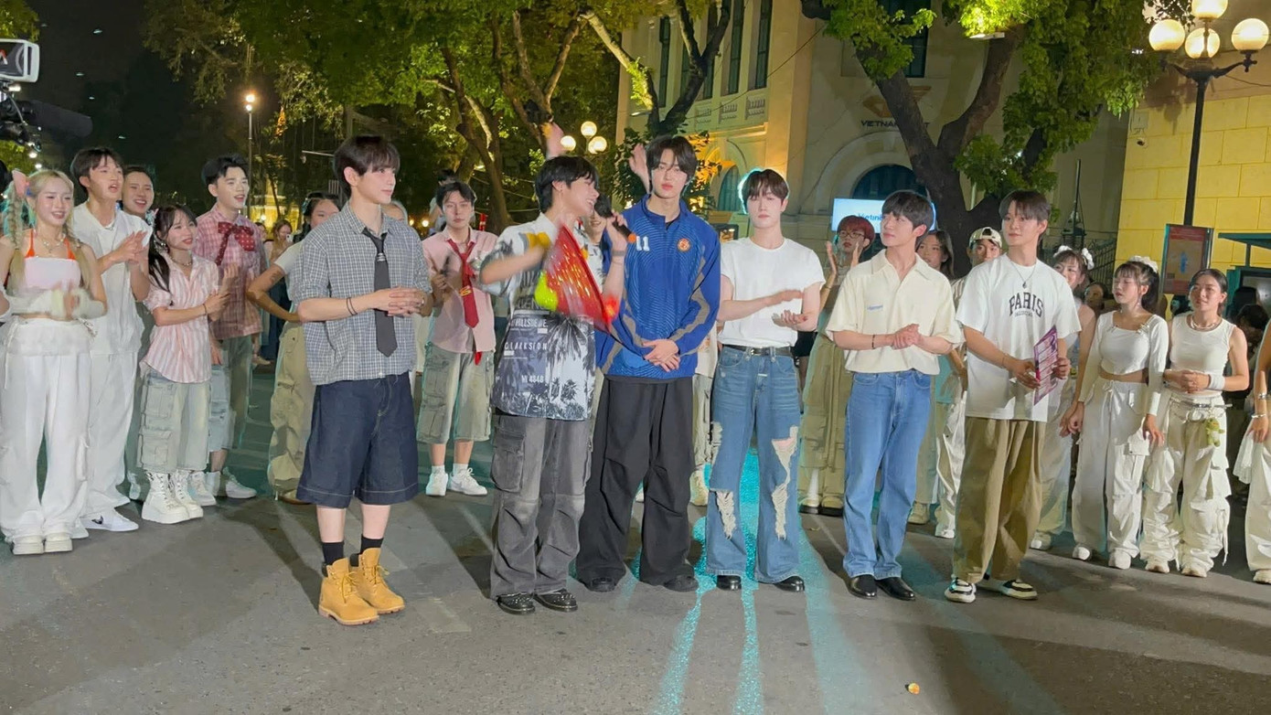 Phố đi bộ Hồ Gươm là địa điểm gắn bó đặc biệt với Hanbin, nơi anh từng thực hiện nhiều bài dance cover K-Pop trước khi trở thành thần tượng chuyên nghiệp.