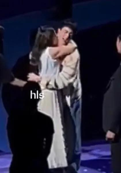 Cận cảnh fan nữ gây bức bối cho ARMY vì hành động bất lịch sự và khiến Jin cũng &quot;hoảng&quot;.