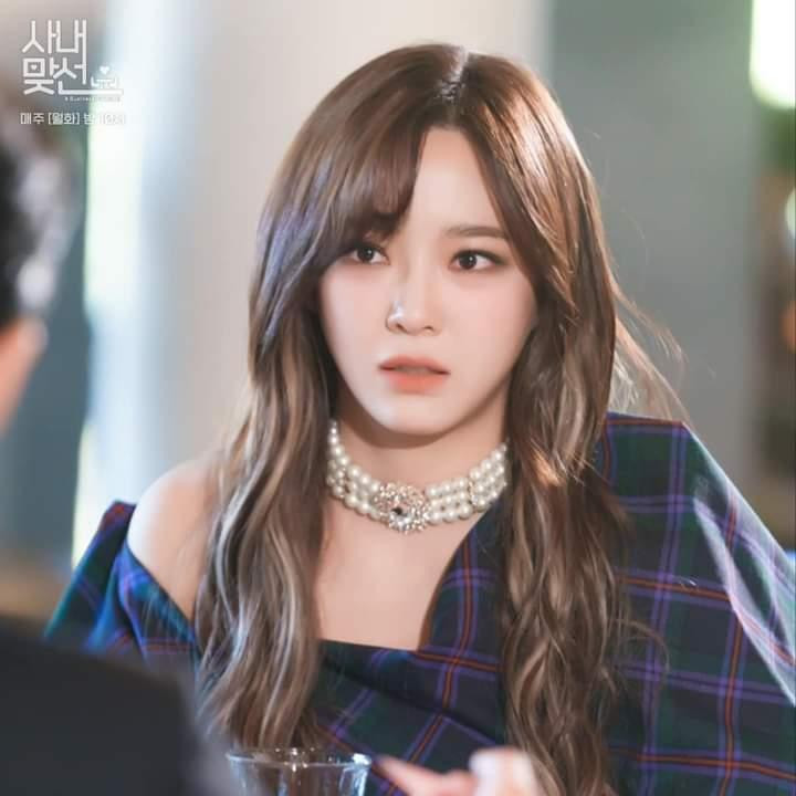 Khi gặp gỡ với Kang Tae Moo, Shin Ha Ri lại trở thành một quý cô quyến rũ cho "hợp vai". Khi gặp gỡ với Kang Tae Moo, Shin Ha Ri lại trở thành một quý cô quyến rũ cho "hợp vai".