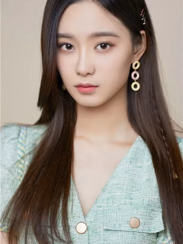 Cô được đánh giá là mang vẻ đẹp của hai mỹ nhân đình đám là Tzuyu TWICE và Krystal f(x).