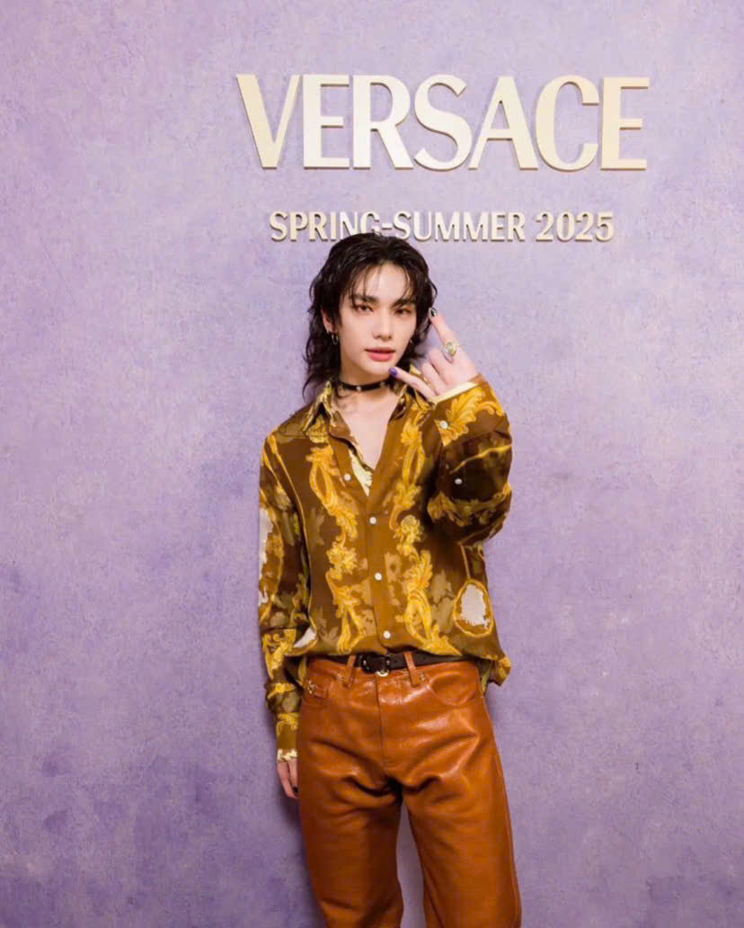 Gu thời trang của giọng ca nhóm Stray Kids tạo nên tổng thể phá cách nhưng không kém phần thời thượng.