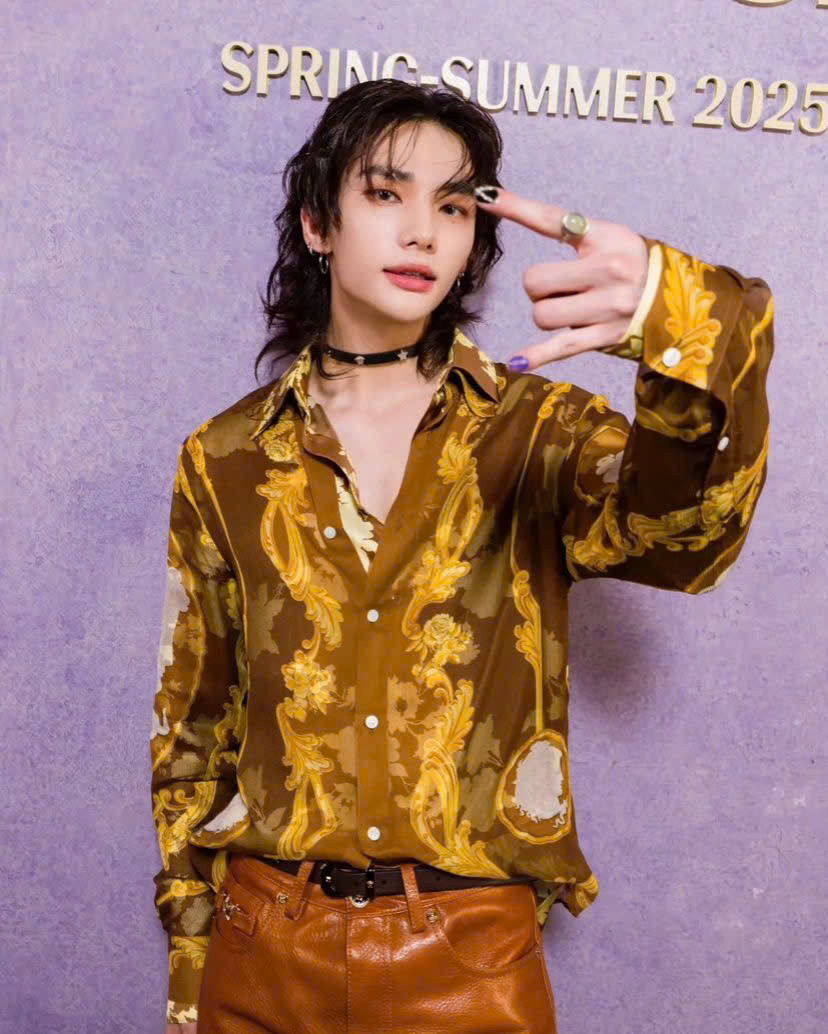 Gu thời trang của giọng ca nhóm Stray Kids tạo nên tổng thể phá cách nhưng không kém phần thời thượng.