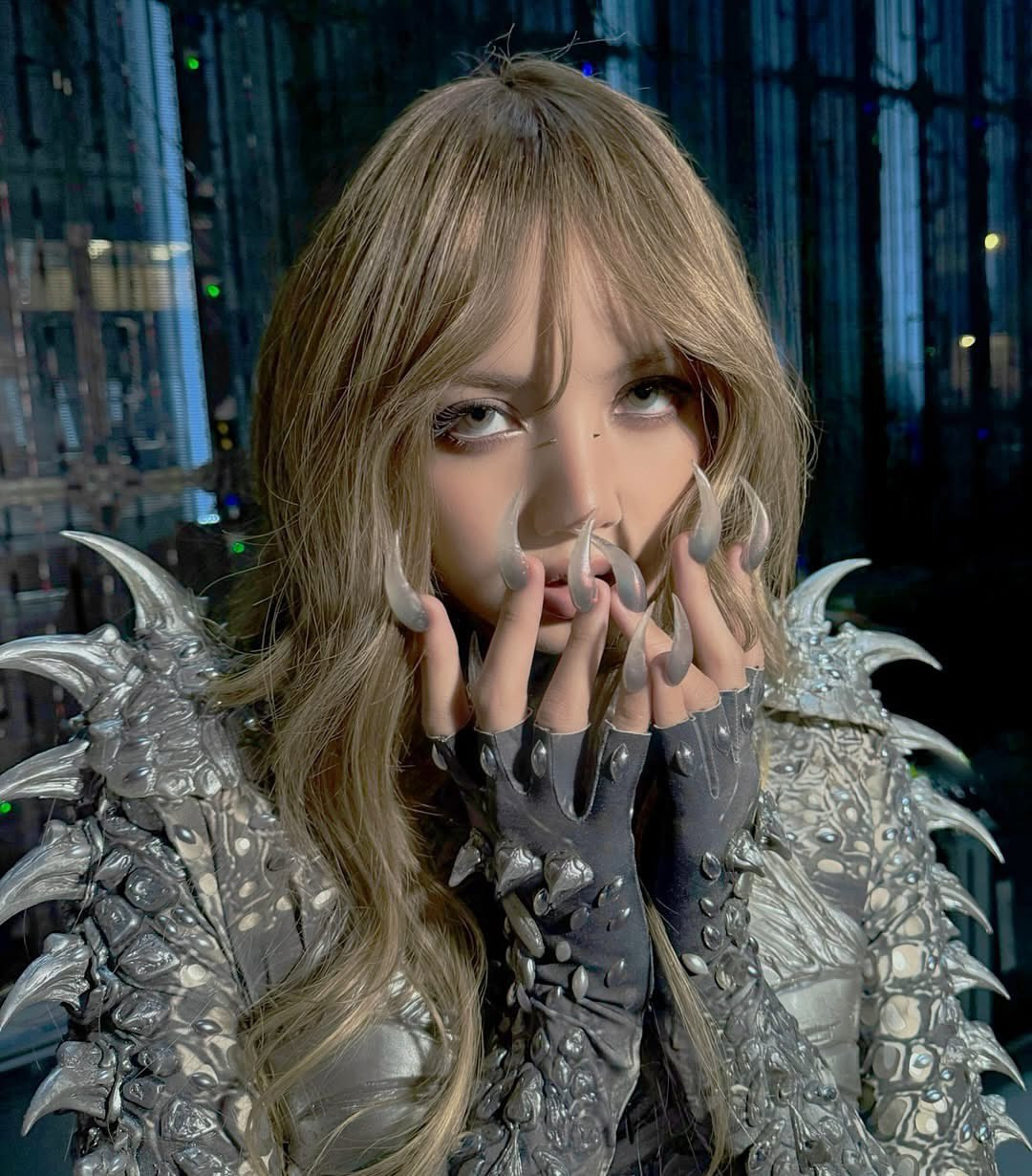 Outfit đầu tiên của Lisa khi xuất hiện tại Coachella được Asher Levine thiết kế riêng.