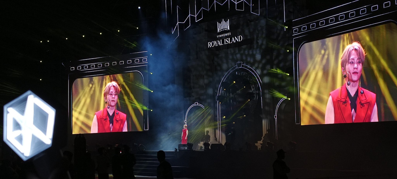 Rất đông khán giả đã tới địa điểm diễn ra sự kiện âm nhạc này để chào đón sự góp mặt của nam ca sĩ. Rất đông khán giả đã tới địa điểm diễn ra sự kiện âm nhạc này để chào đón sự góp mặt của nam ca sĩ.