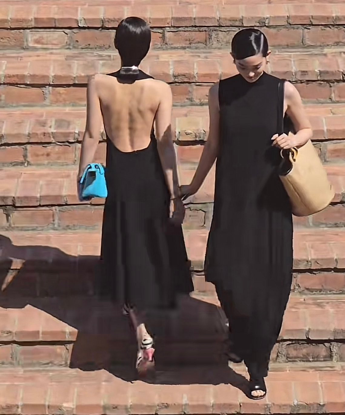 Màn tương tác đáng yêu của Jennie với siêu mẫu Hyun Ji khi chạm mặt tại sàn diễn.