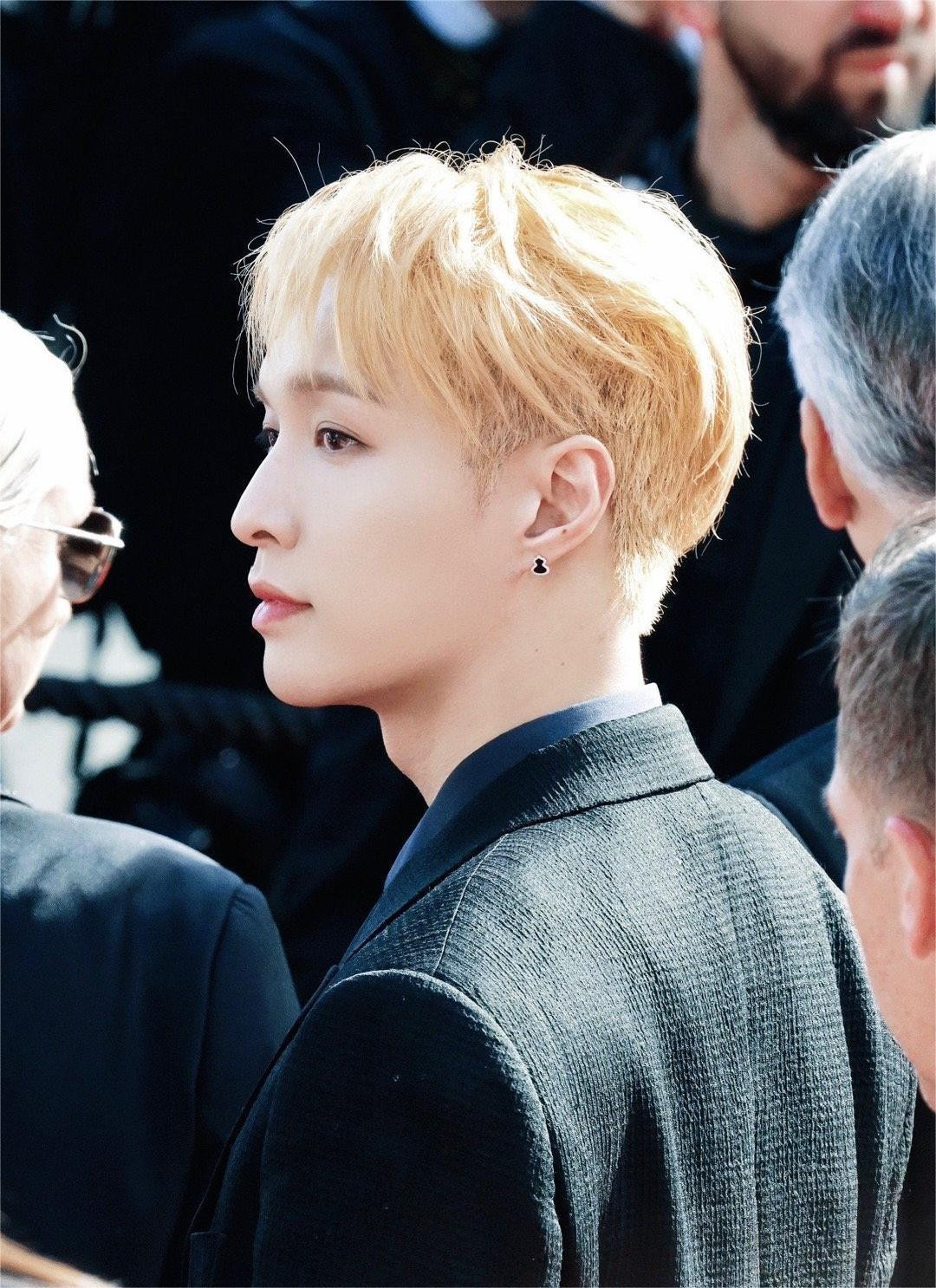 Góc nghiêng của anh được người hâm mộ chụp lại. Góc nghiêng của anh được người hâm mộ chụp lại.