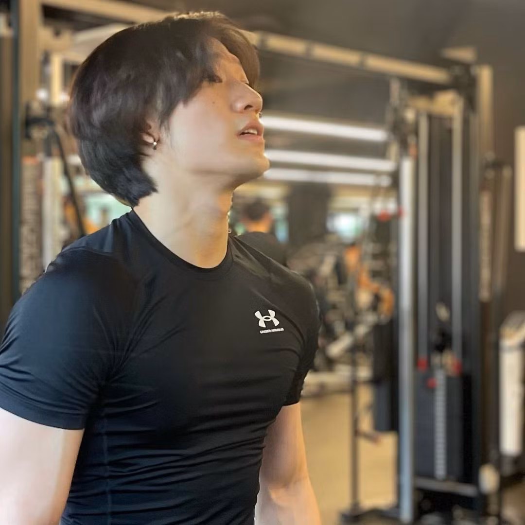 Còn nhớ vào tháng 5, Bang Yedam khiến fan náo loạn với bức ảnh khoe thân hình ngày càng lên cơ rắn chắc, khác hẳn với thân hình mảnh khảnh trước kia.