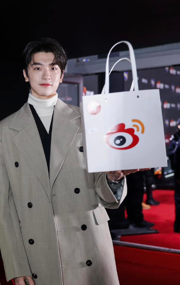 Hình ảnh Lâm Nhất chụp hình bên túi quà do chính mình mang đến khiến fan phải phì cười: "Chuyện khó vậy mà cũng làm được". Hình ảnh Lâm Nhất chụp hình bên túi quà do chính mình mang đến khiến fan phải phì cười: "Chuyện khó vậy mà cũng làm được".