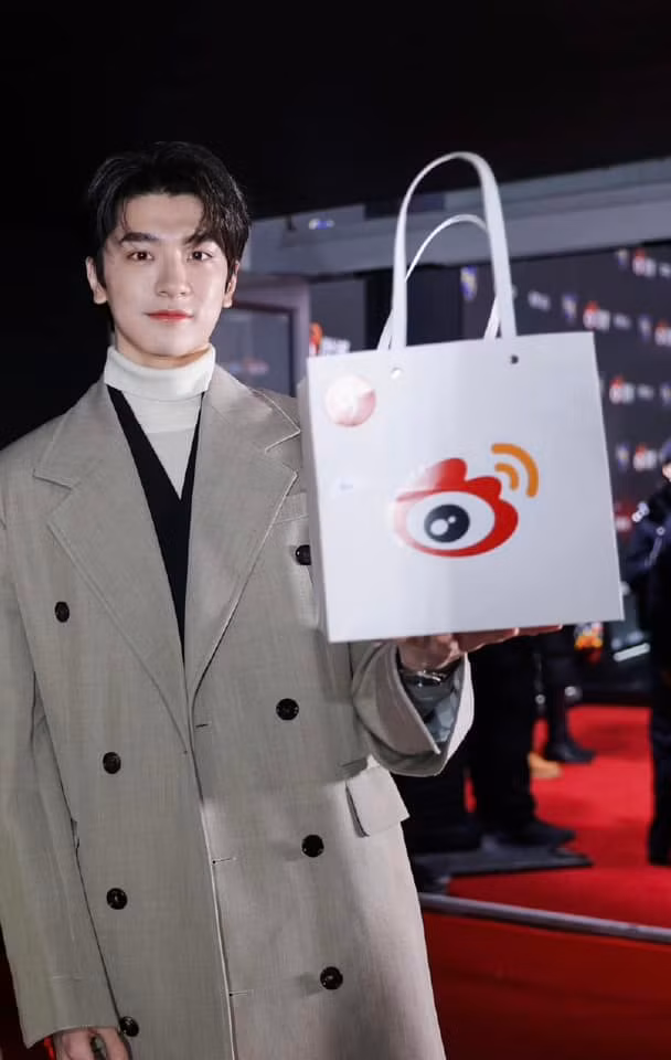 Hình ảnh Lâm Nhất chụp hình bên túi quà do chính mình mang đến khiến fan phải phì cười: "Chuyện khó vậy mà cũng làm được".