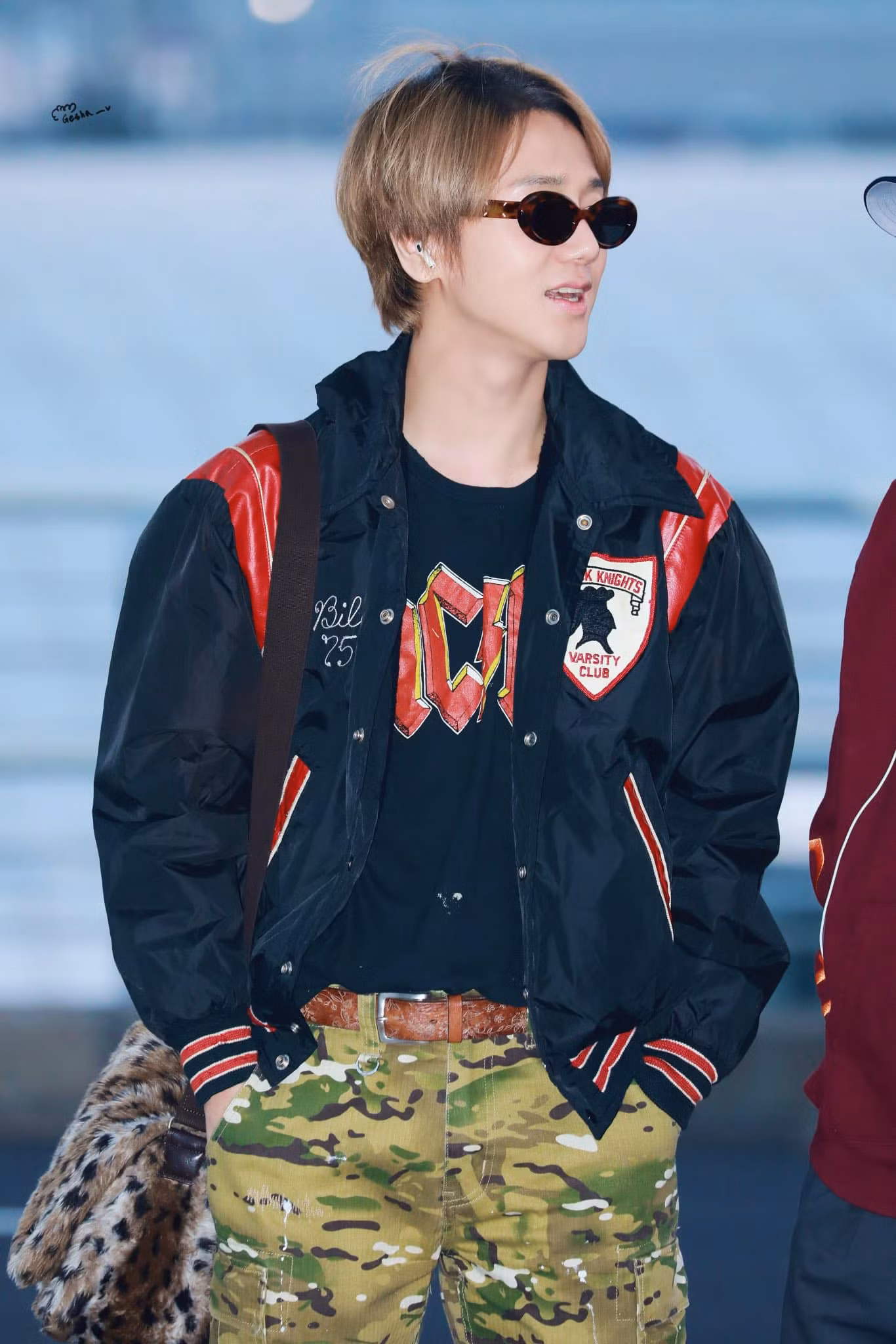 Yesung khiến fan được dịp "dở khóc dở cười" khi buổi trưa vừa check-in tại Los Angeles, chiều tối đã thoắt biến đến Việt Nam.