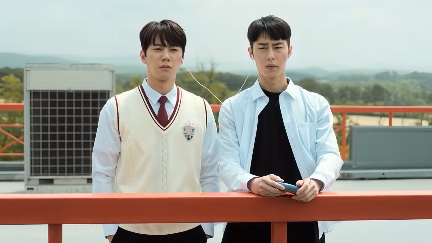Ngay từ những tập đầu tiên, mạch phim đã trở nên "dính như keo" bởi những toan tính của cả hai nam chính đối với nhau.