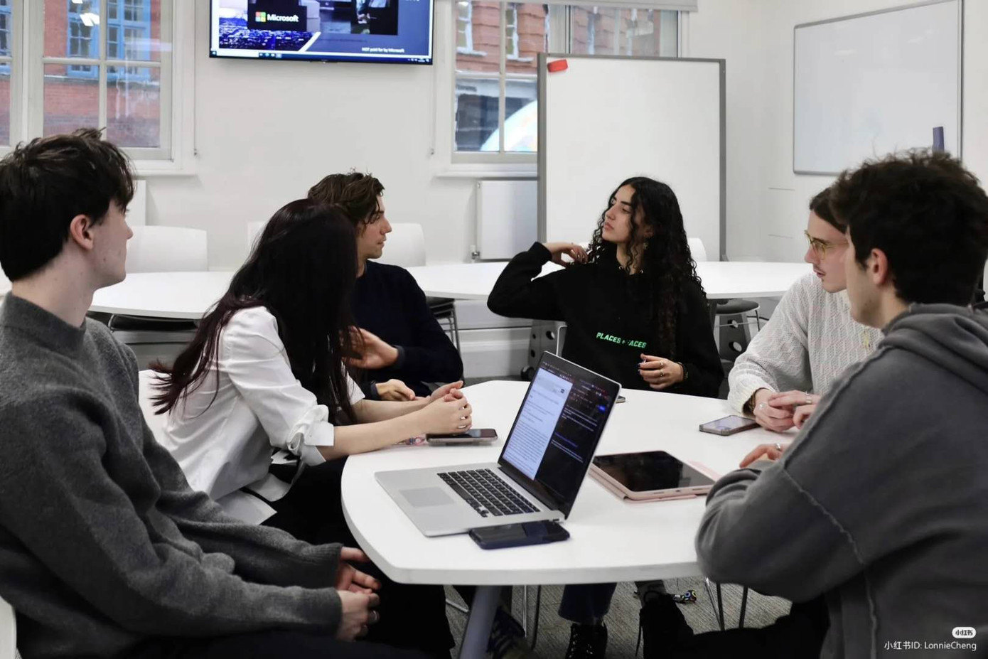 Hình ảnh Thừa Lãng Nê hoạt động tại Học viện Kinh tế và Chính trị London. Cô cũng là một tấm gương cho sự chăm chỉ và không ngừng cố gắng vươn lên trong học tập. Hình ảnh Thừa Lãng Nê hoạt động tại Học viện Kinh tế và Chính trị London. Cô cũng là một tấm gương cho sự chăm chỉ và không ngừng cố gắng vươn lên trong học tập.