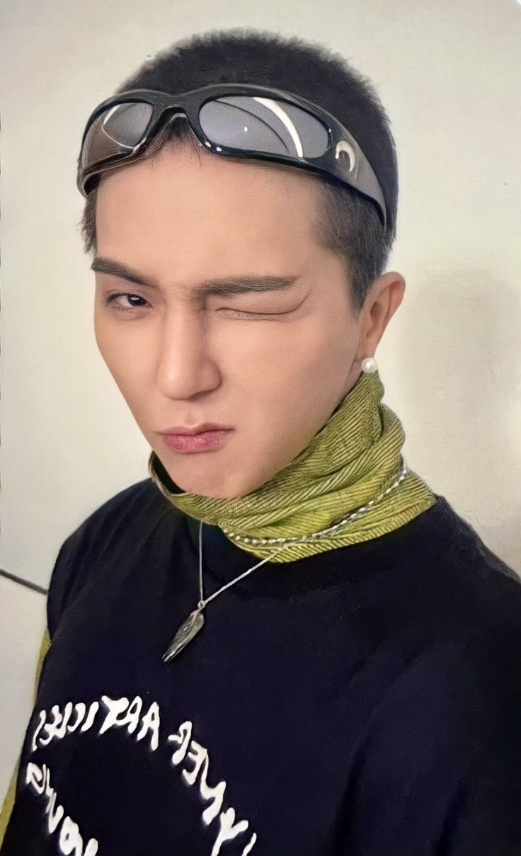 Trước khi nhập ngũ, Mino đã thực hiện cuộc kiểm tra sức khỏe. Sau khi có kết quả, anh được phân loại ở hạng 4, tức là chế độ dự bị do mắc chứng lo âu và rối loạn lưỡng cực. Trước khi nhập ngũ, Mino đã thực hiện cuộc kiểm tra sức khỏe. Sau khi có kết quả, anh được phân loại ở hạng 4, tức là chế độ dự bị do mắc chứng lo âu và rối loạn lưỡng cực.