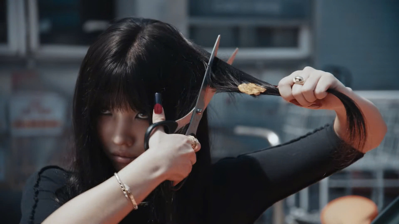 Cận cảnh phân đoạn cắt tóc chấn động của Soyeon trong MV. Cận cảnh phân đoạn cắt tóc chấn động của Soyeon trong MV.