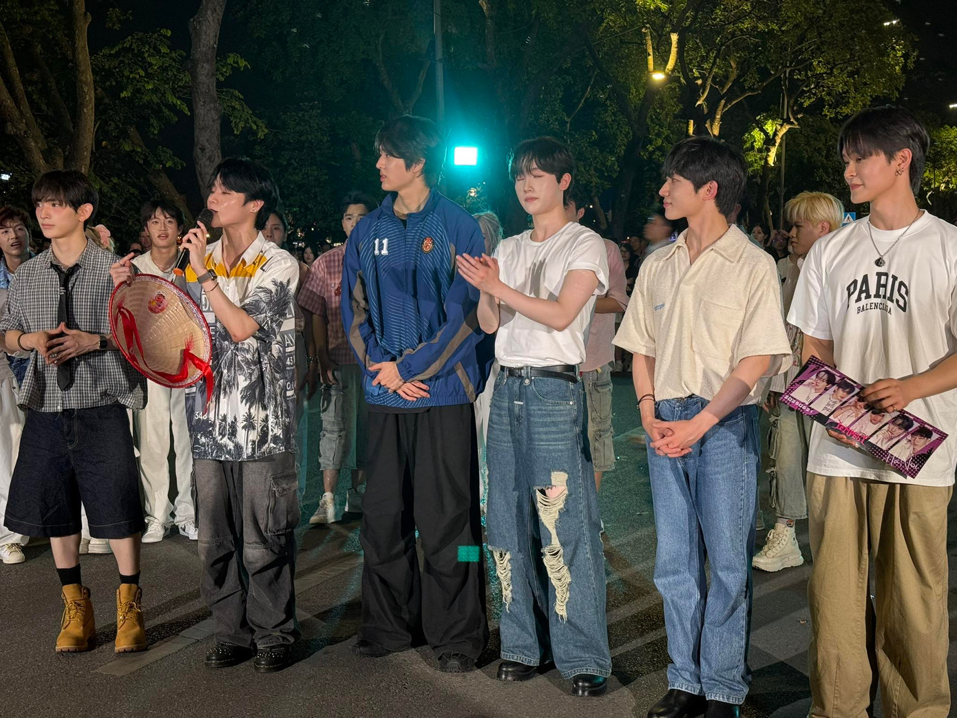 Sự xuất hiện của TEMPEST tại phố đi bộ khiến địa điểm này trở nên náo động hơn. - Nguồn ảnh: Insight mất lòng.