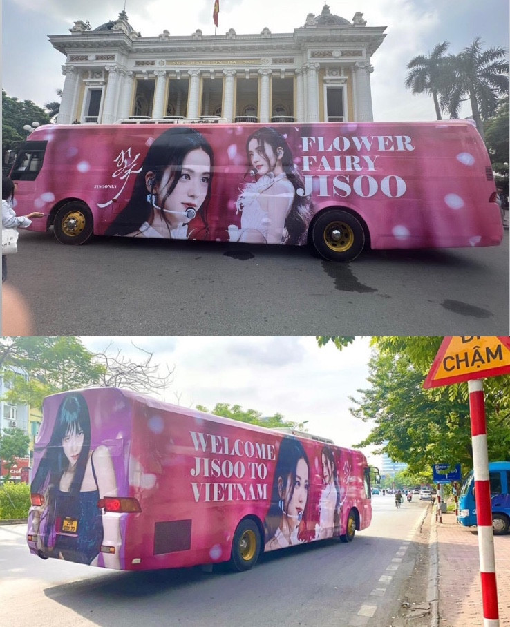 Xe bus do fan chị cả Jisoo thực hiện được chạy quanh sân vận động Mỹ Đình và khu vực lân cận của Hà Nội. - Nguồn: Jisooly - BLACKPINK Jisoo Viet Nam. Xe bus do fan chị cả Jisoo thực hiện được chạy quanh sân vận động Mỹ Đình và khu vực lân cận của Hà Nội. - Nguồn: Jisooly - BLACKPINK Jisoo Viet Nam.