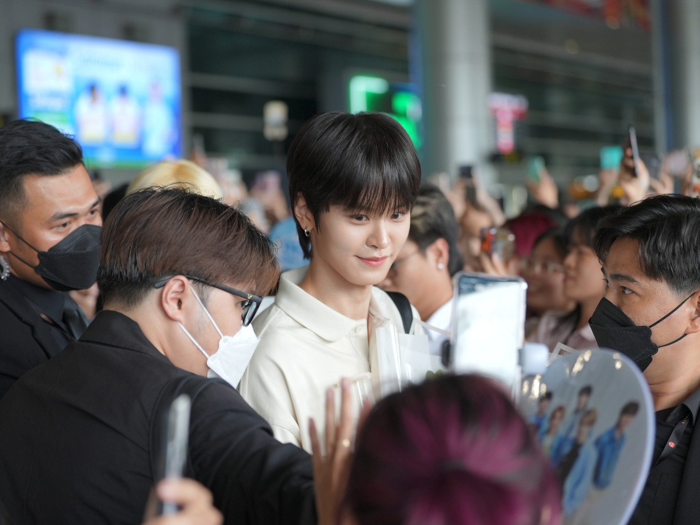 Em út Taerae mỉm cười chào fan.