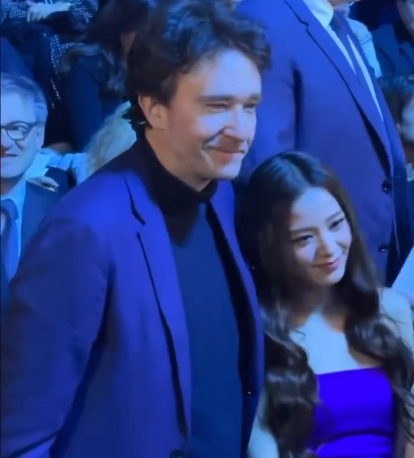 Jisoo có dịp đứng chung khung hình với &quot;Thái tử&quot; tập đoàn LVMH.