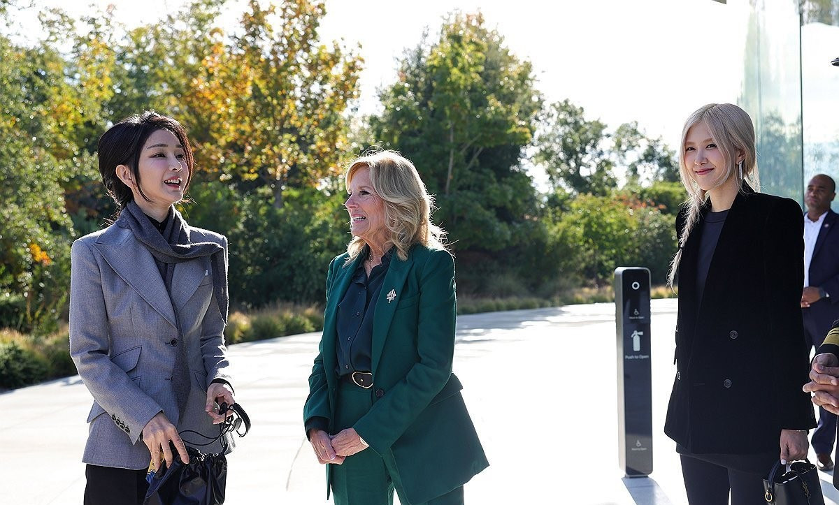 Rosé cùng đệ nhất phu nhân hai nước Mỹ và Hàn Quốc.