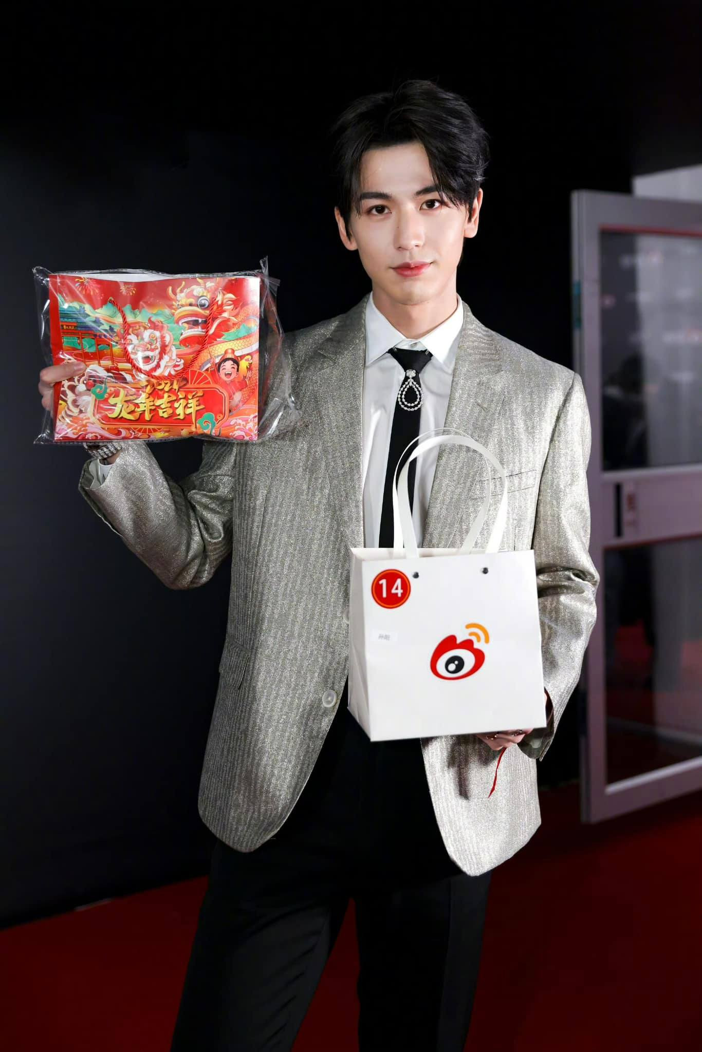 Trương Lăng Hách chọn quà vẫn không quên "tấu hề", khoe món quà vừa nhận gói bằng hoa văn đỏ rực không khác gì quà mừng Tết. Trương Lăng Hách chọn quà vẫn không quên "tấu hề", khoe món quà vừa nhận gói bằng hoa văn đỏ rực không khác gì quà mừng Tết.