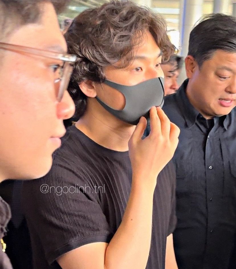 Daesung lộ rõ vẻ mệt mỏi sau chuyến bay nhưng cũng không quên vẫy tay chào người hâm mộ. - Nguồn ảnh: ngoclinh.tnl