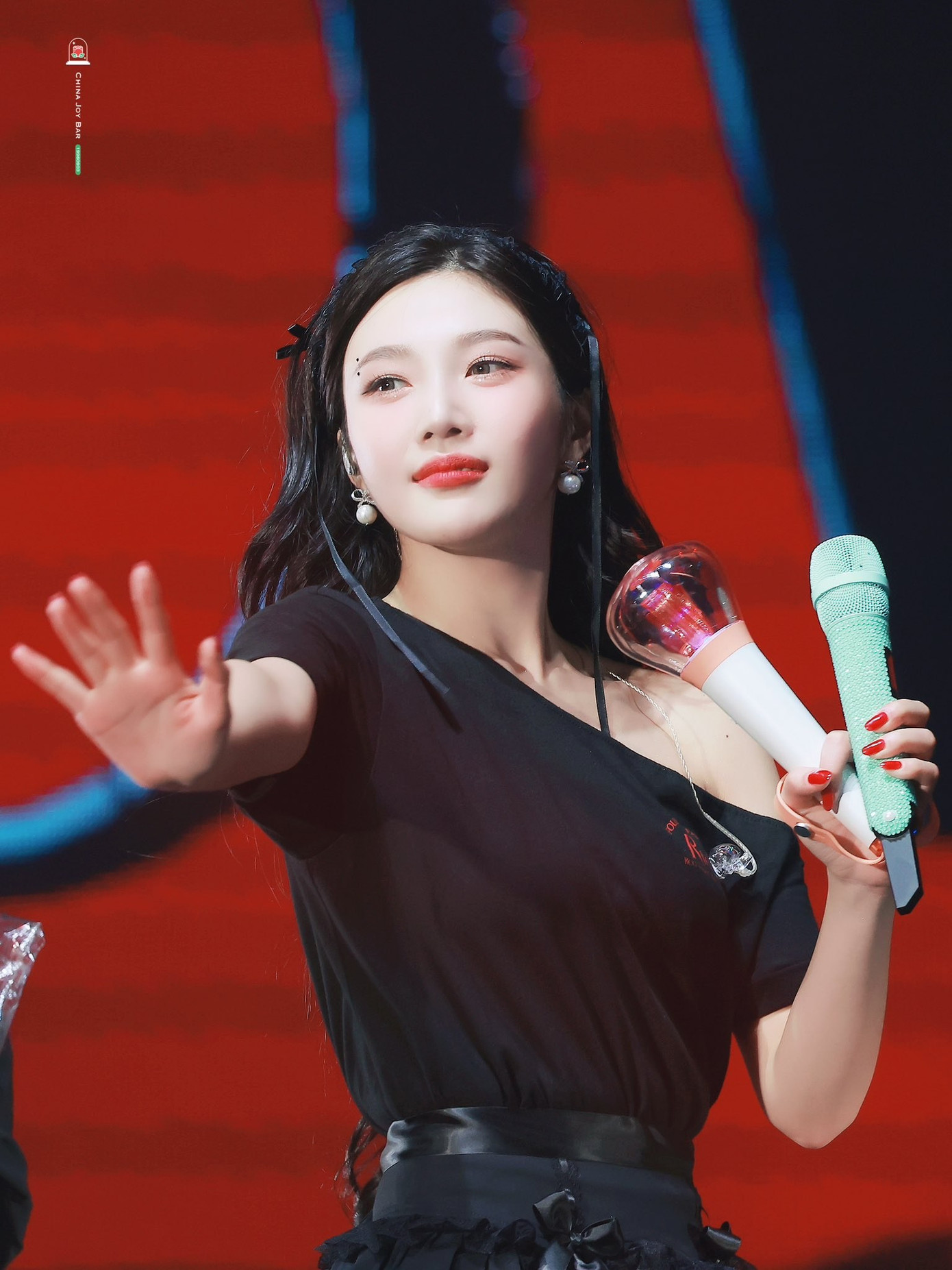 Fan đều biết Joy vô cùng háo hức mỗi khi nhóm tổ chức concert nên việc phải tạm dừng chạy tour chắc hẳn rất khó khăn với cô.