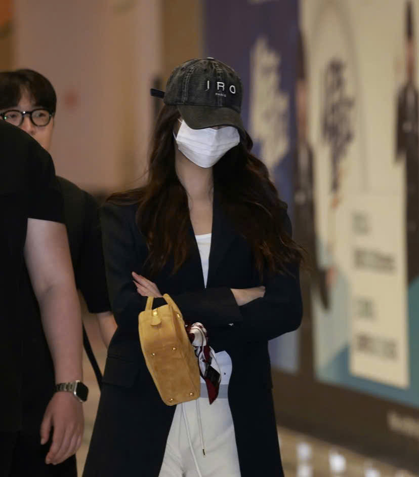 Chiếc túi cầm tay Miu Miu và mũ IRO vẫn là phụ kiện được Wonyoung sử dụng.