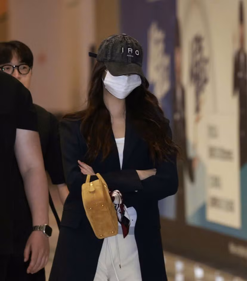 Chiếc túi cầm tay Miu Miu và mũ IRO vẫn là phụ kiện được Wonyoung sử dụng. Chiếc túi cầm tay Miu Miu và mũ IRO vẫn là phụ kiện được Wonyoung sử dụng.