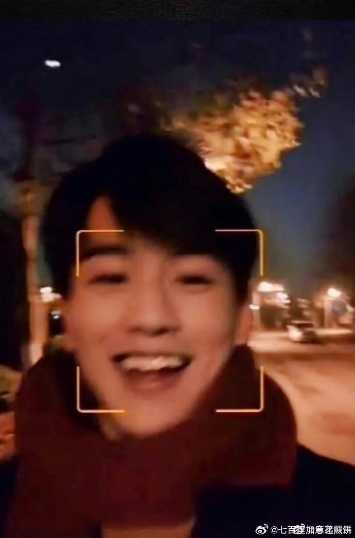 Nụ cười lộ răng khểnh đáng yêu đặc trưng của nam diễn viên trong ảnh cũ. Nụ cười lộ răng khểnh đáng yêu đặc trưng của nam diễn viên trong ảnh cũ.