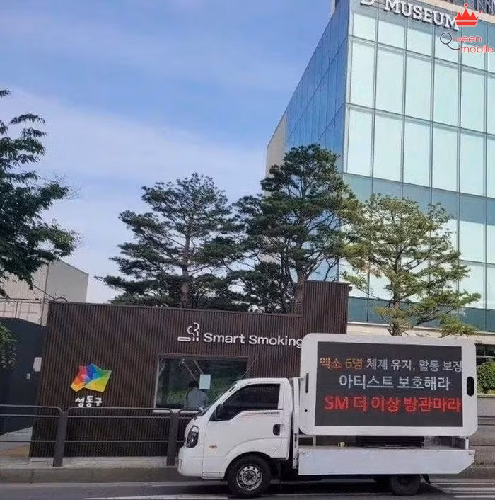 Chiếc xe tải đi vòng quanh trụ sở của SM để yêu cầu Chen và Chanyeol rời EXO.