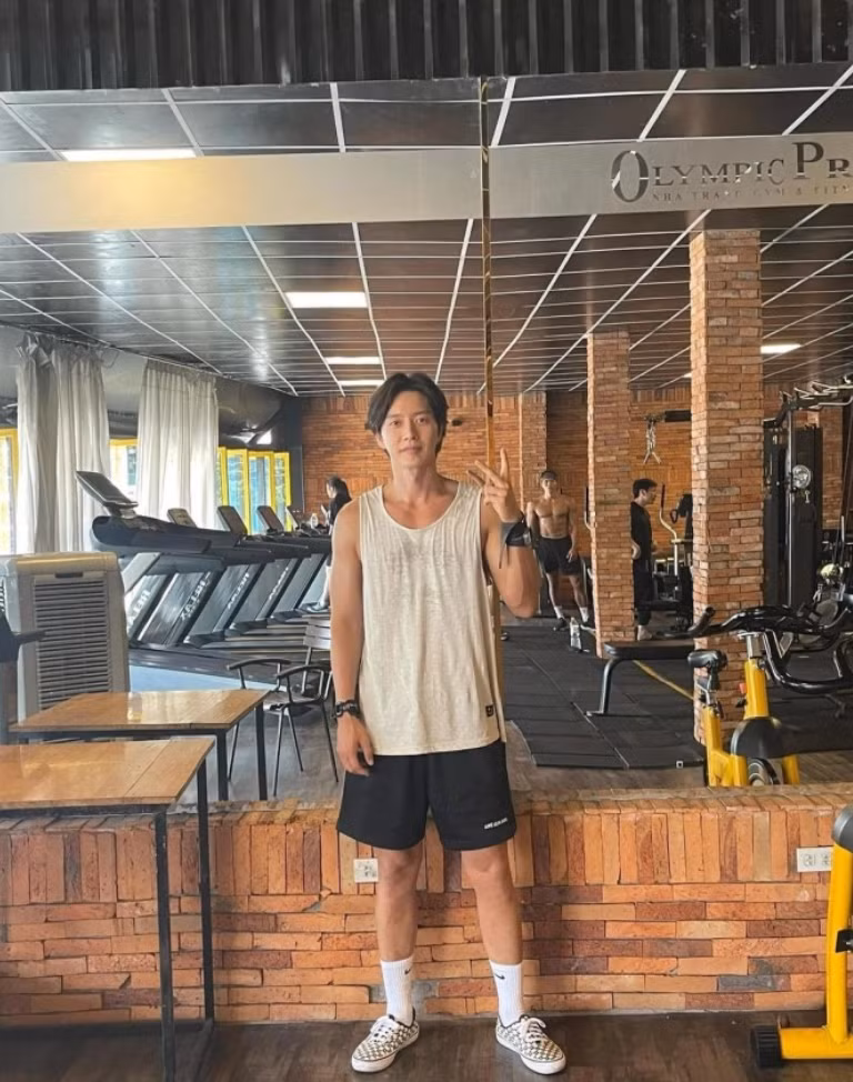 Ngay khi vừa tới sân bay Cam Ranh, Park Hae Jin đã đến ngay phòng gym để luyện tập, anh cũng chia sẻ trải nghiệm tập ở địa điểm mới lên trang mạng xã hội cá nhân. - Ảnh: IGNV