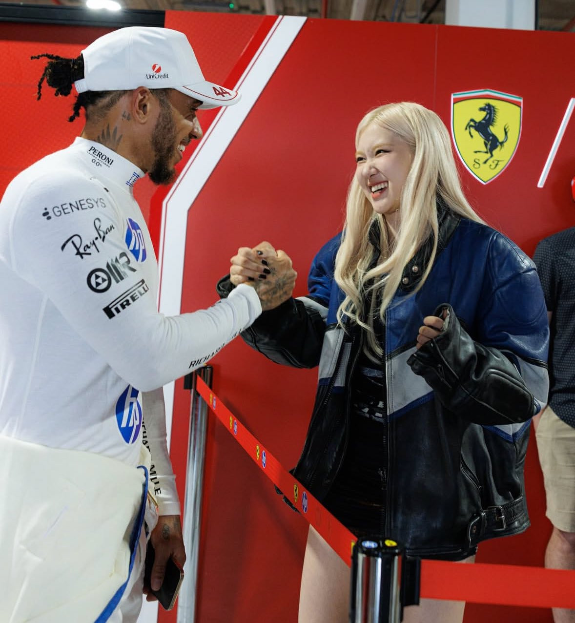 Rosé có dịp giao lưu cùng vận động viên đua xe Lewis Hamilton, anh sẽ tham gia bộ phim F1.