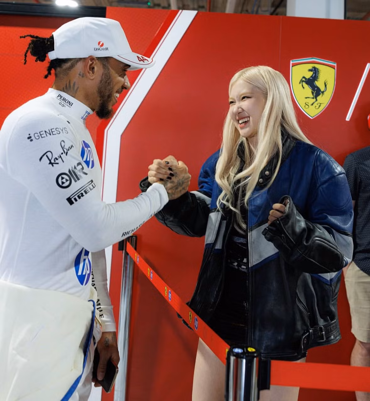 Rosé có dịp giao lưu cùng vận động viên đua xe Lewis Hamilton, anh sẽ tham gia bộ phim F1. Rosé có dịp giao lưu cùng vận động viên đua xe Lewis Hamilton, anh sẽ tham gia bộ phim F1.
