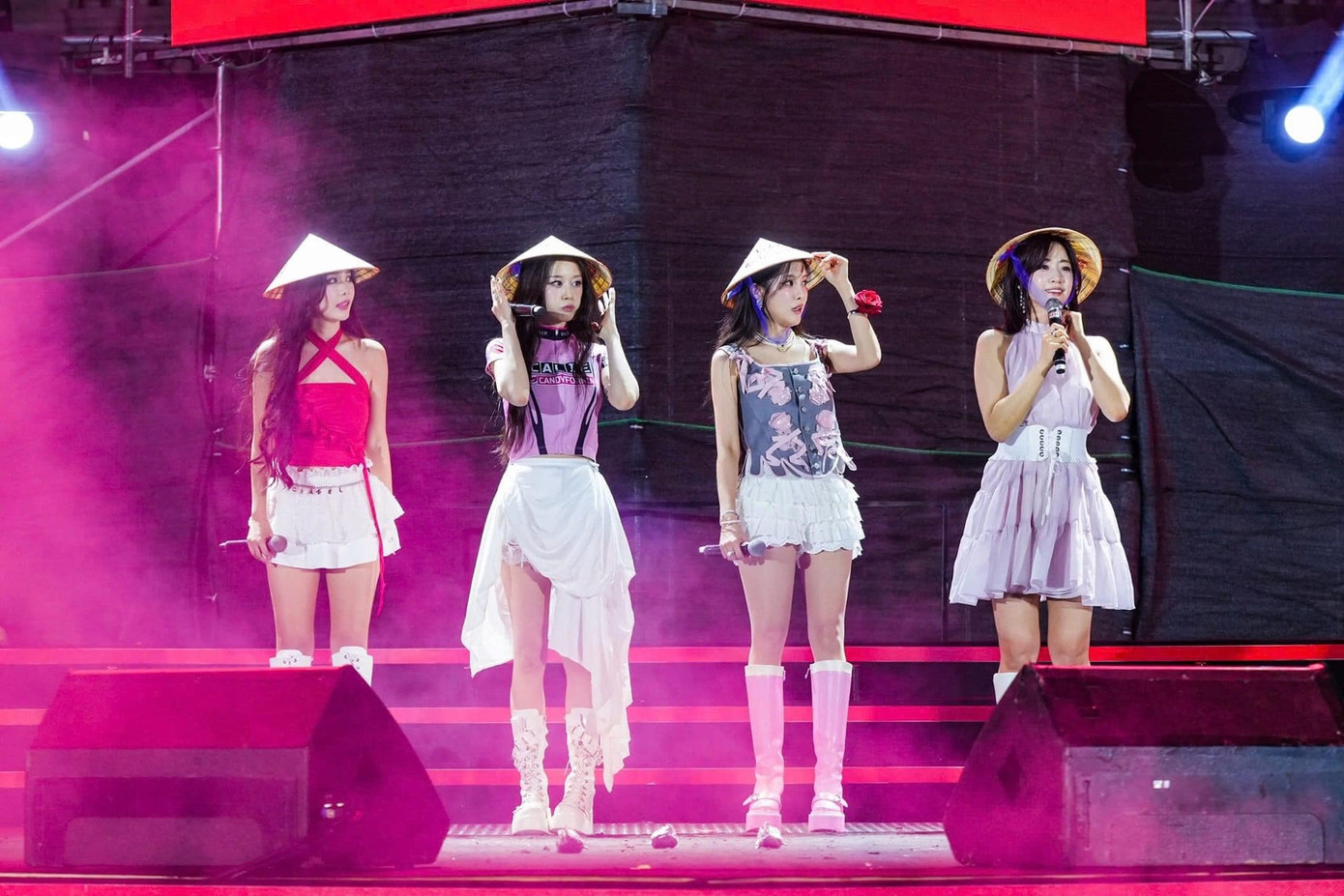 T-ARA xinh đẹp trong chiếc nón lá. (Ảnh: Vincom) T-ARA xinh đẹp trong chiếc nón lá. (Ảnh: Vincom)