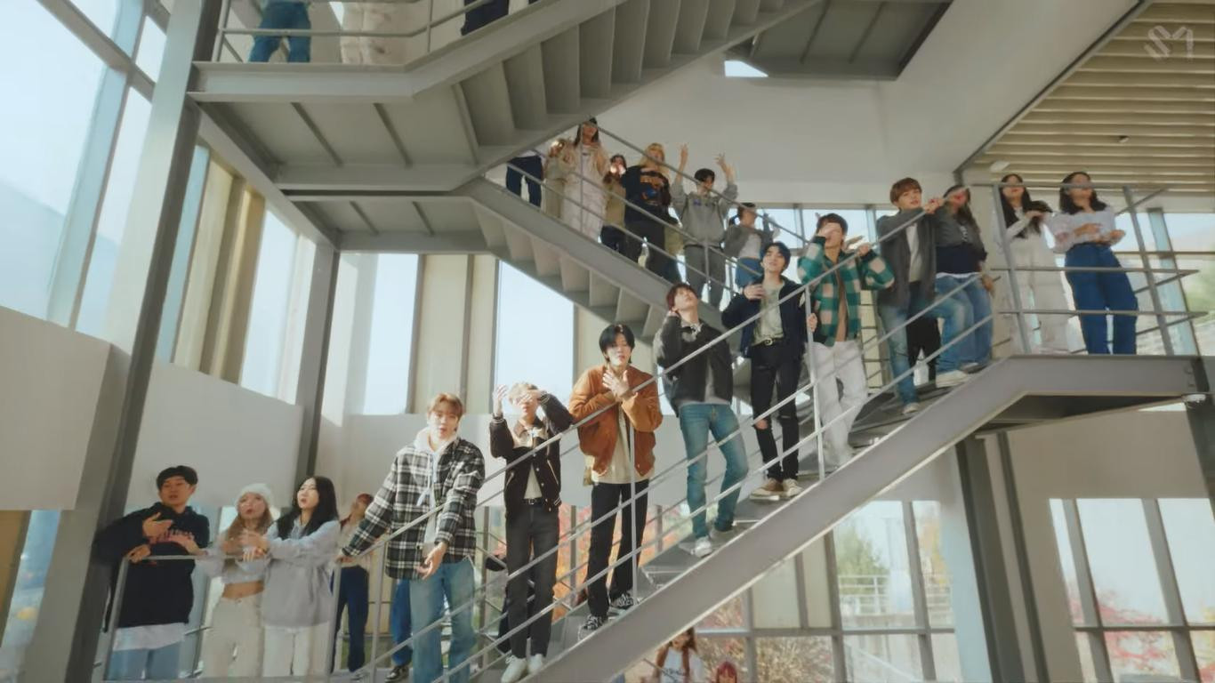 MV đốn tim người hâm mộ bởi phần điệp khúc gây nghiện và visual đậm chất “bạn trai” của các thành viên. MV đốn tim người hâm mộ bởi phần điệp khúc gây nghiện và visual đậm chất “bạn trai” của các thành viên.