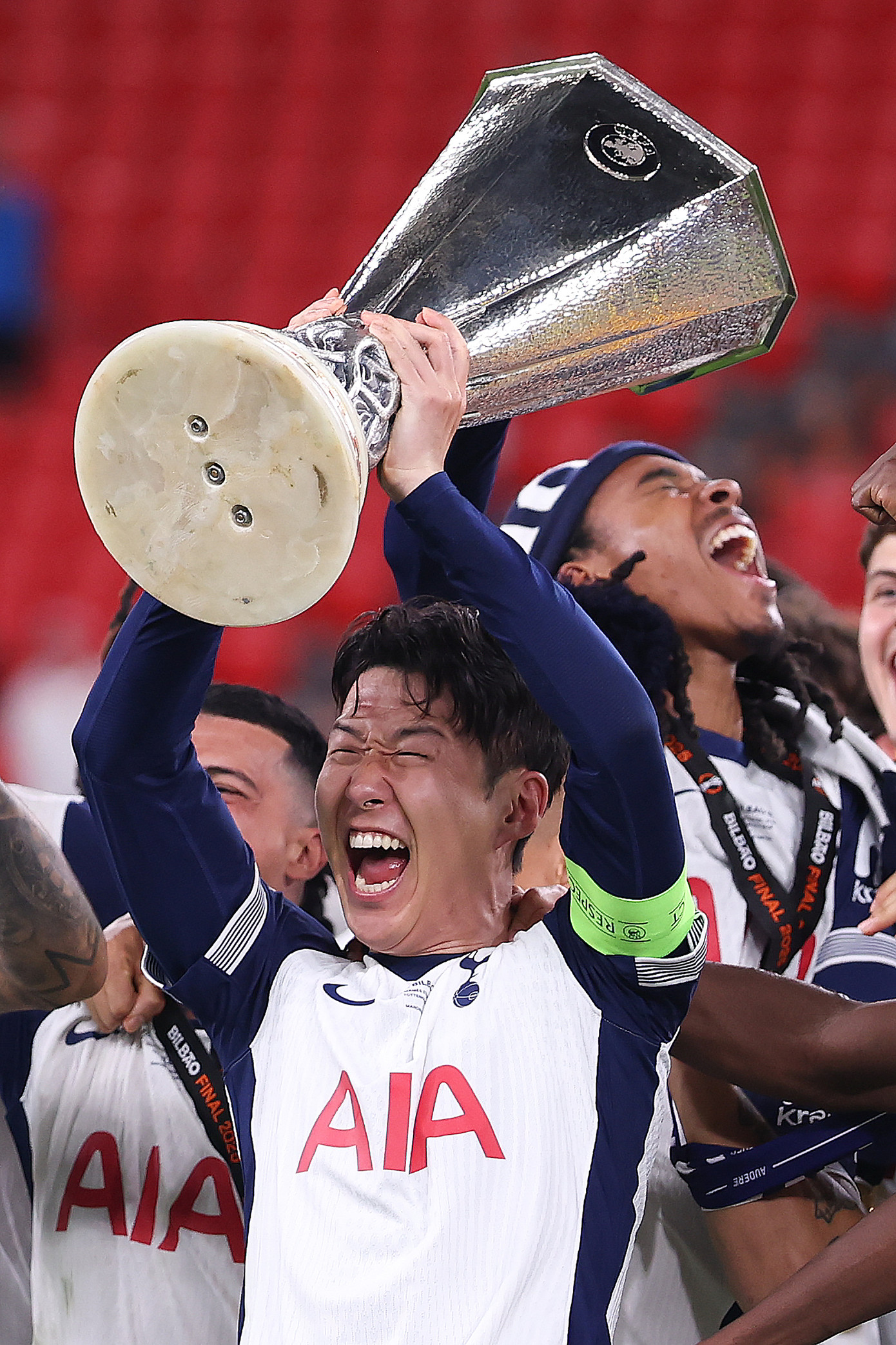 Đội trưởng Tottenham Hotspur giơ cao chiếc cúp vô địch UEFA Europa League tại sân San Mamés, Bilbao. Đội trưởng Tottenham Hotspur giơ cao chiếc cúp vô địch UEFA Europa League tại sân San Mamés, Bilbao.