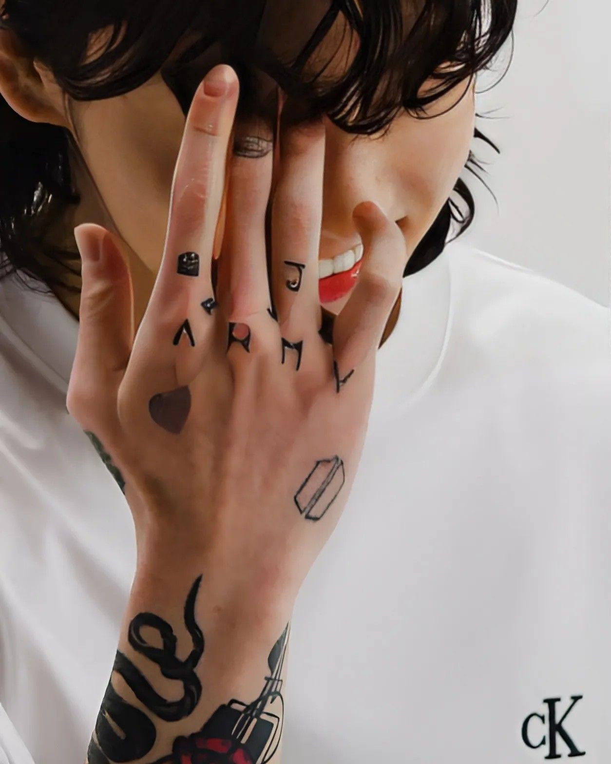 Thực tế, Jung Kook đã xăm các chữ ARMY và một vài biểu tượng của BTS trên bàn tay nhưng nhân vật nam trong hình ảnh bị tung ra lại không có. Thực tế, Jung Kook đã xăm các chữ ARMY và một vài biểu tượng của BTS trên bàn tay nhưng nhân vật nam trong hình ảnh bị tung ra lại không có.