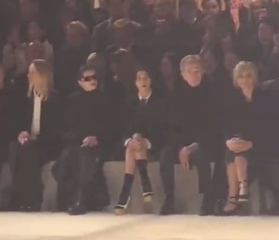 Chị cả BLACKPINK ngồi hàng ghế đầu cùng Delphine Arnault (CEO của Dior), Bernard Arnault (CEO của LVMH) cùng phu nhân, ca sĩ Rosalía. Chị cả BLACKPINK ngồi hàng ghế đầu cùng Delphine Arnault (CEO của Dior), Bernard Arnault (CEO của LVMH) cùng phu nhân, ca sĩ Rosalía.