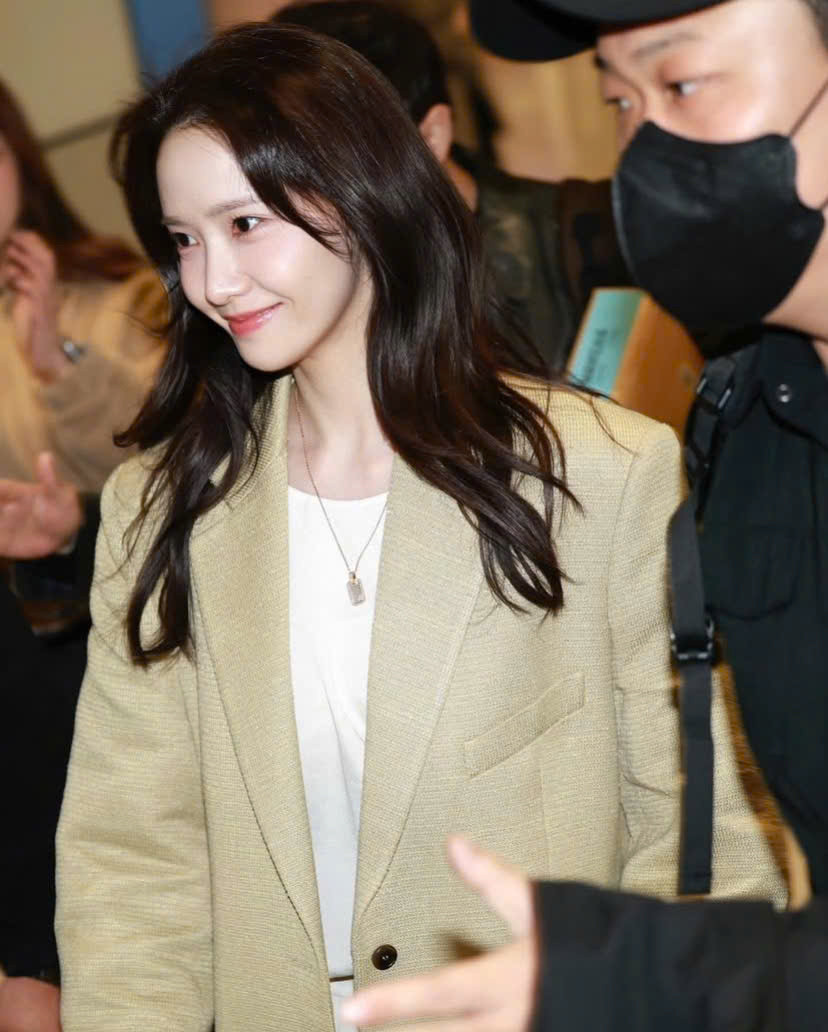 Yoona xuất hiện thu hút mọi ánh nhìn ngay tại sân bay với nhan sắc "không tuổi".