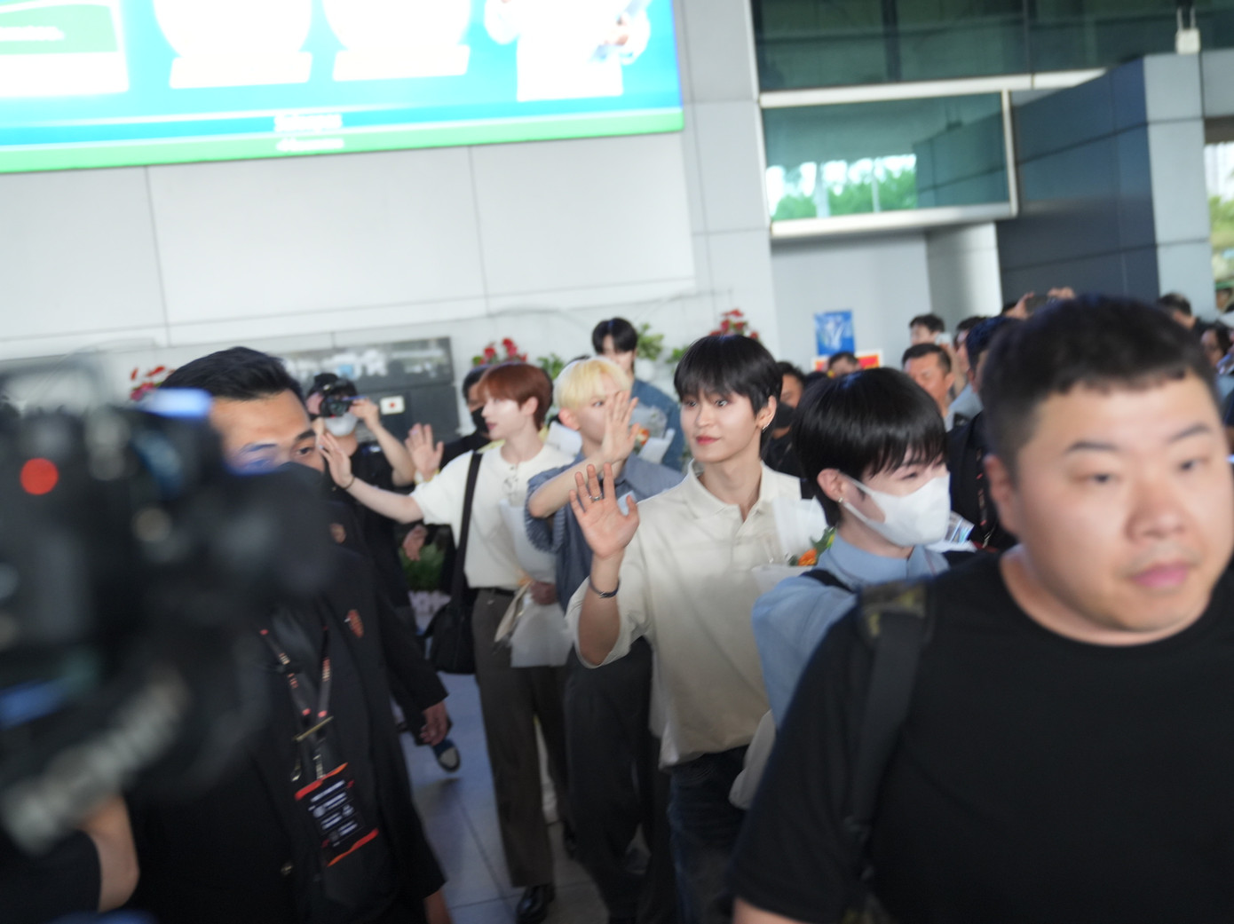 Ngoại trừ Hwarang, 6 thành viên khác của TEMPEST gồm Hanbin, Eunchan, Hyuk, Taerae, Lew, Hyeongseop đã có mặt để chuẩn bị cho buổi hòa nhạc.