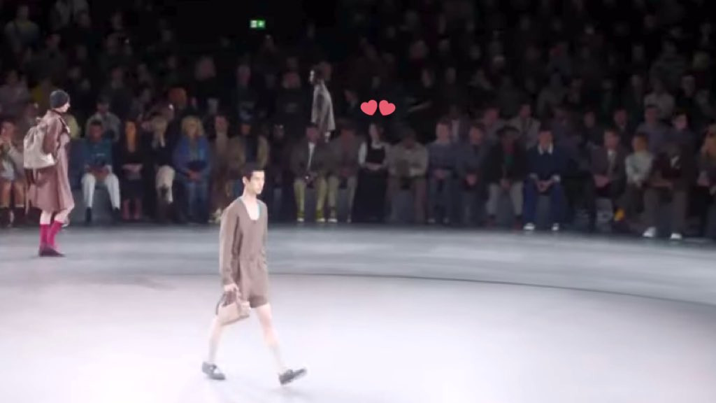 Cô nàng được xếp ngồi ở hàng ghế đầu, chăm chú quan sát show diễn của Dior. Cô nàng được xếp ngồi ở hàng ghế đầu, chăm chú quan sát show diễn của Dior.