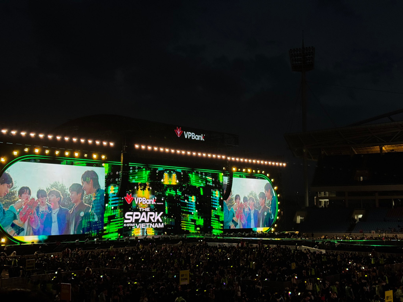 Phía dưới khán đài, không khí bùng nổ khi đám đông liên tục hò reo gọi tên TEMPEST và hết mình "quẩy" theo từng giai điệu sôi động mà nhóm mang đến.