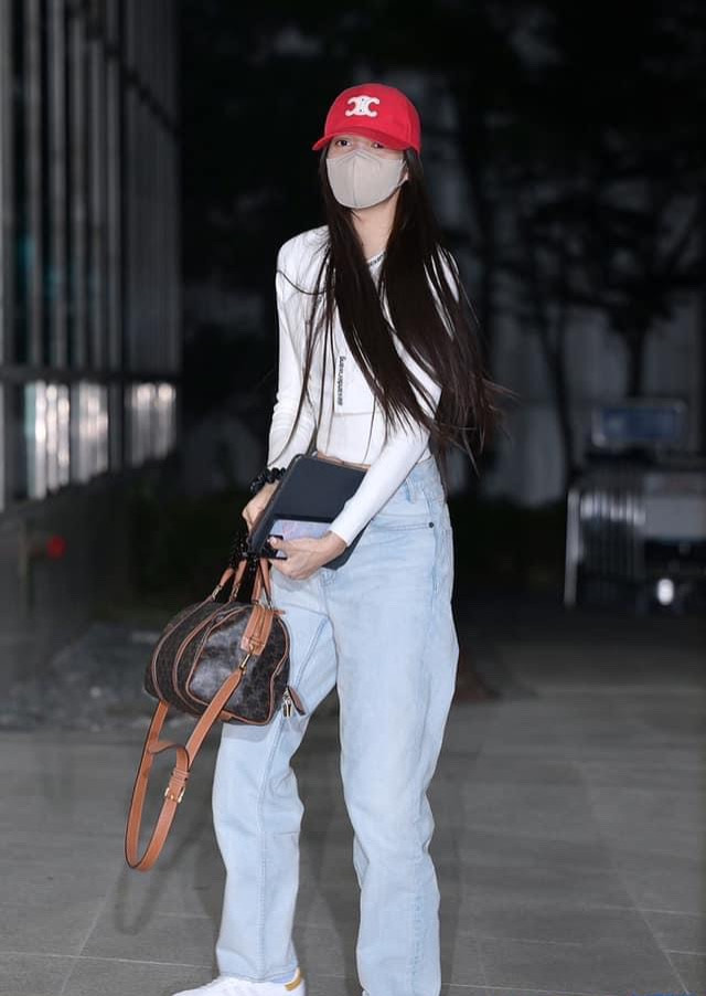 Giọng ca Money lựa chọn outfit đơn giản nhưng vẫn tôn lên vóc dáng chuẩn chỉnh.