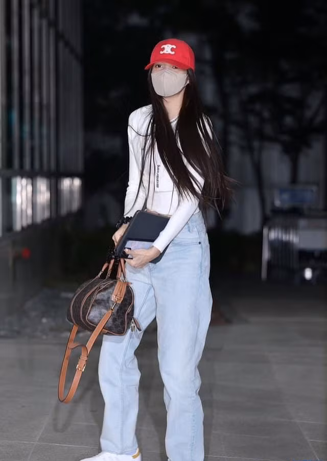 Giọng ca Money lựa chọn outfit đơn giản nhưng vẫn tôn lên vóc dáng chuẩn chỉnh. Giọng ca Money lựa chọn outfit đơn giản nhưng vẫn tôn lên vóc dáng chuẩn chỉnh.