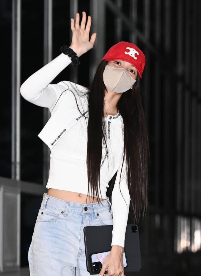 Lisa liên tục vẫy tay chào phóng viên và người hâm mộ đang đứng đợi ở sân bay.