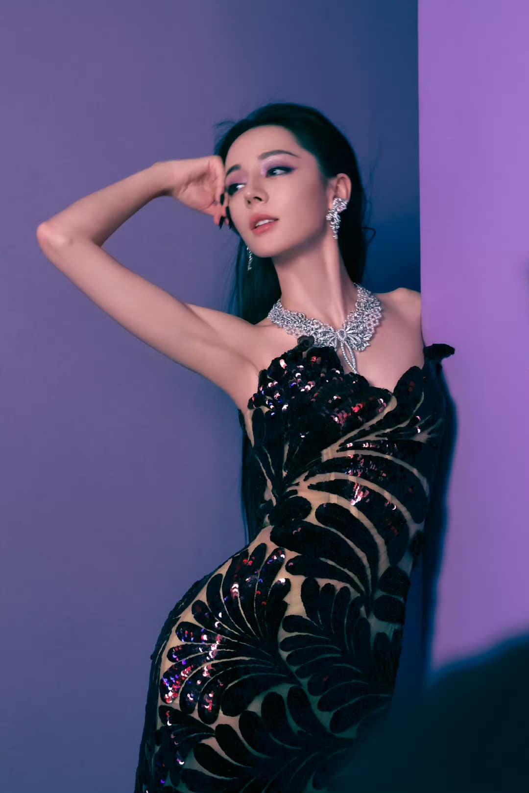 Nhiệt Ba được khen "đẹp không góc chết", ngay cả trong những bức ảnh hậu trường.