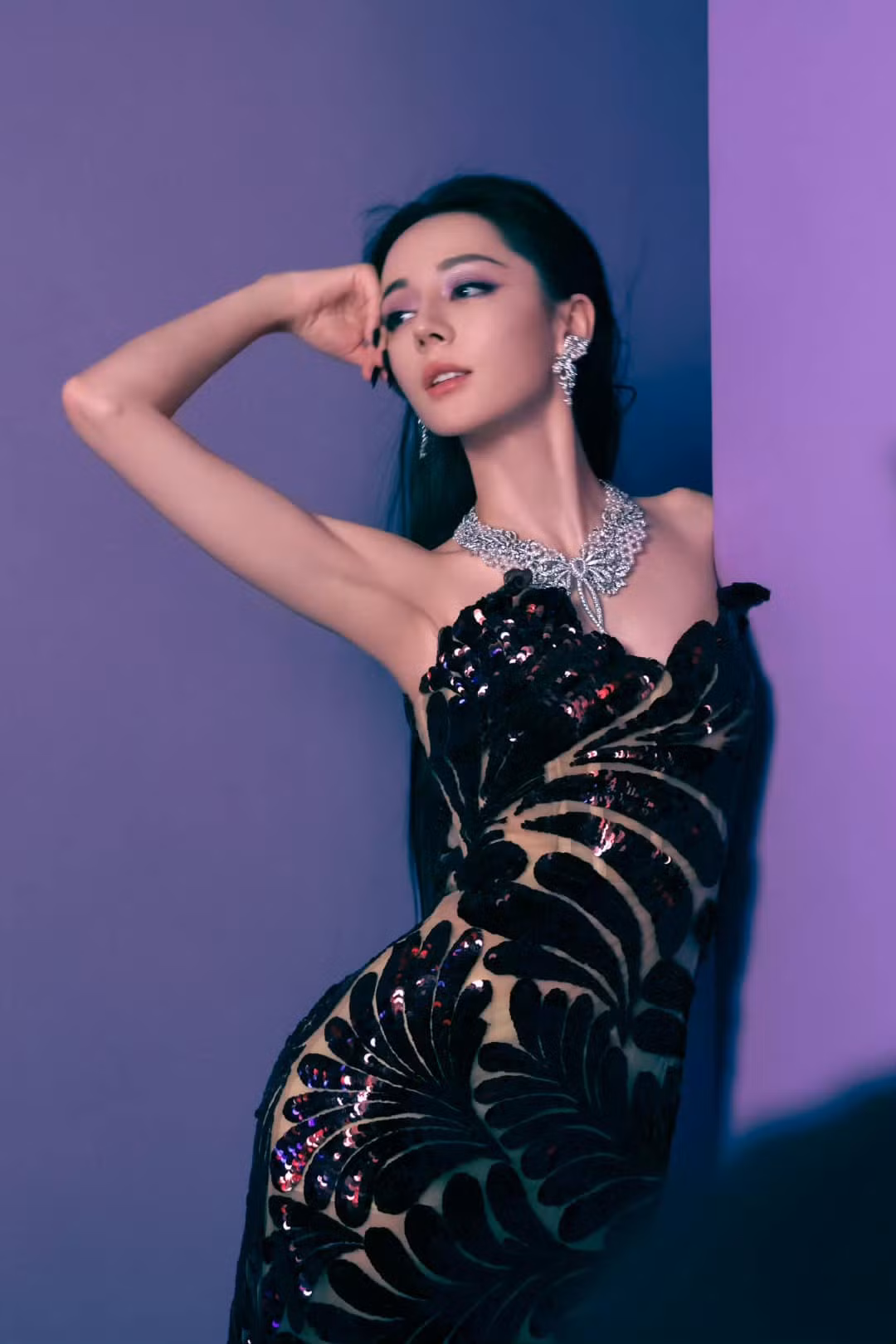Nhiệt Ba được khen "đẹp không góc chết", ngay cả trong những bức ảnh hậu trường.
